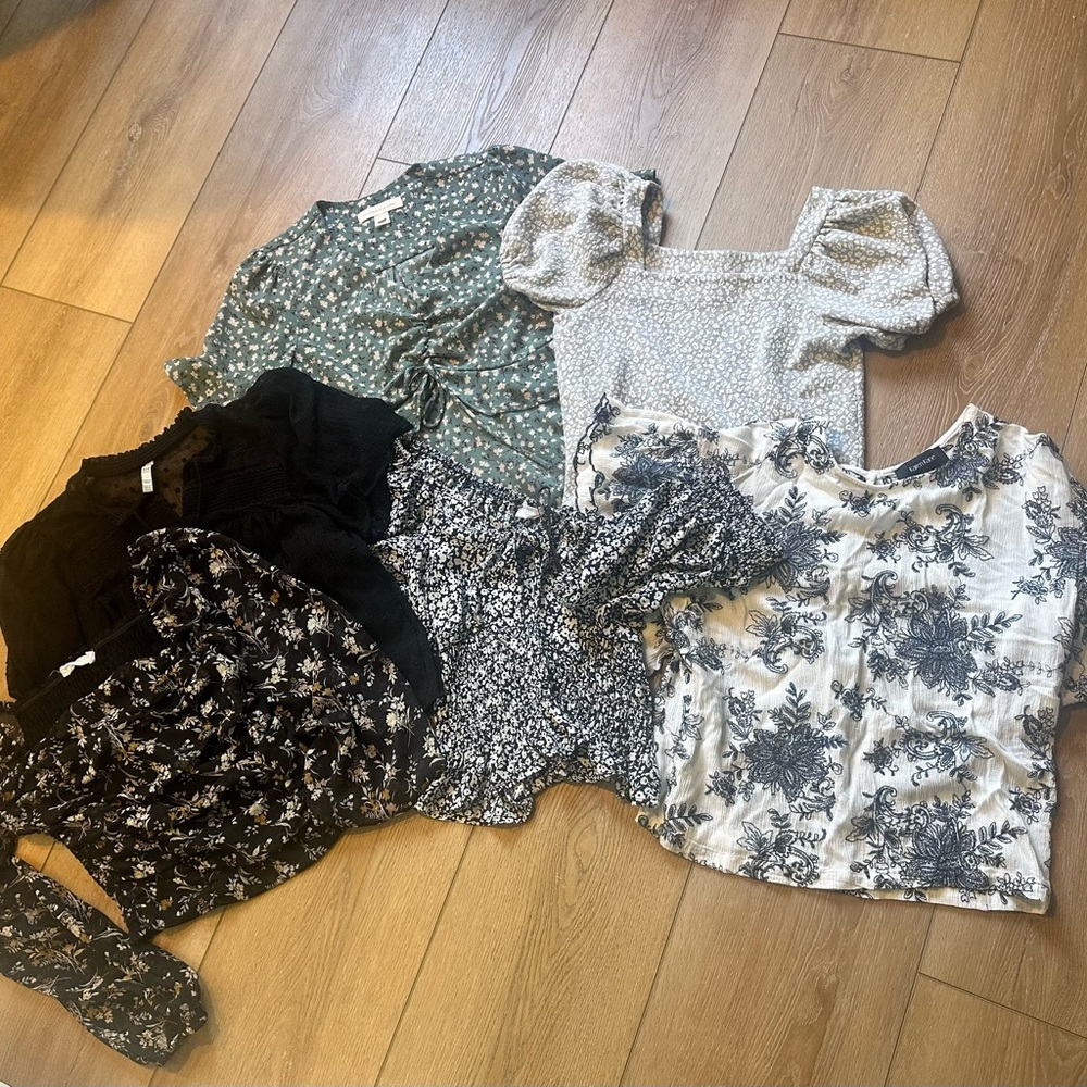 (Lot of 6) XS -Assorted Women's Floral and Solid Tops - Multi-Color